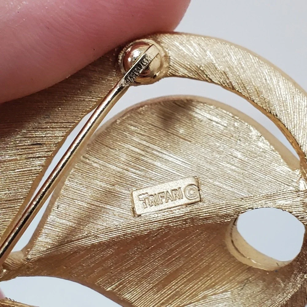 Vintage Crown Trifari Brushed Gold Tone Mid Century Modern MCM Leaf Brooch 1950s
